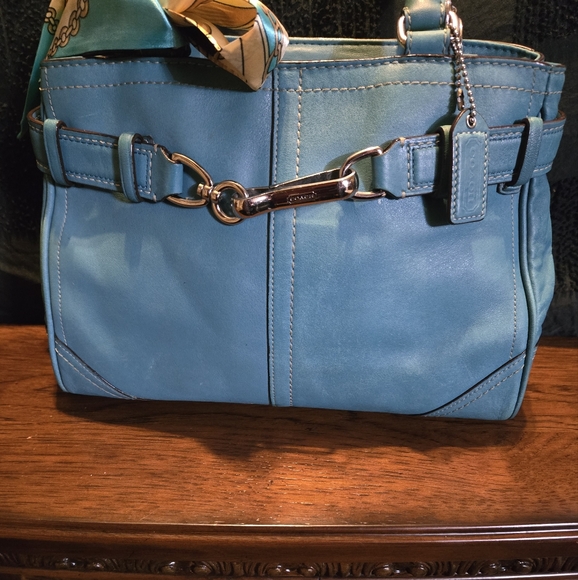 Coach Hampton Blue Leather Shoulder Bag with Gold Accents - Picture 2 of 13